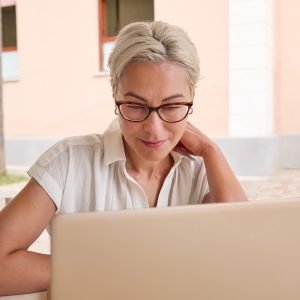 female-freelancer-working-on-laptop-at-cafe